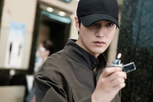 Lee Min Ho sử dụng nón kết trơn gợi lên nét coolboy trong bộ phim Thơ Săn Thành Phố